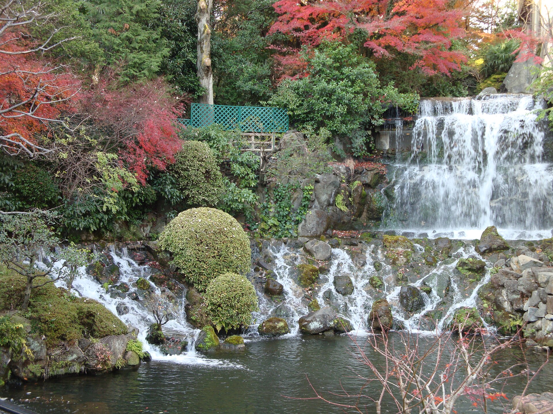 秋の庭園の滝