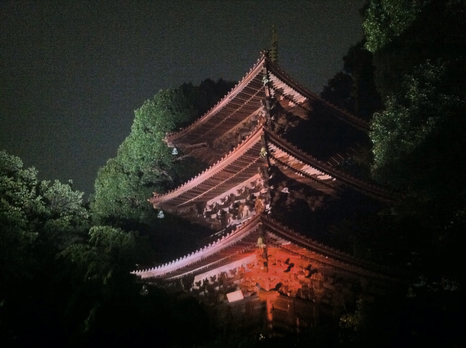 夜にライトアップされた三重塔