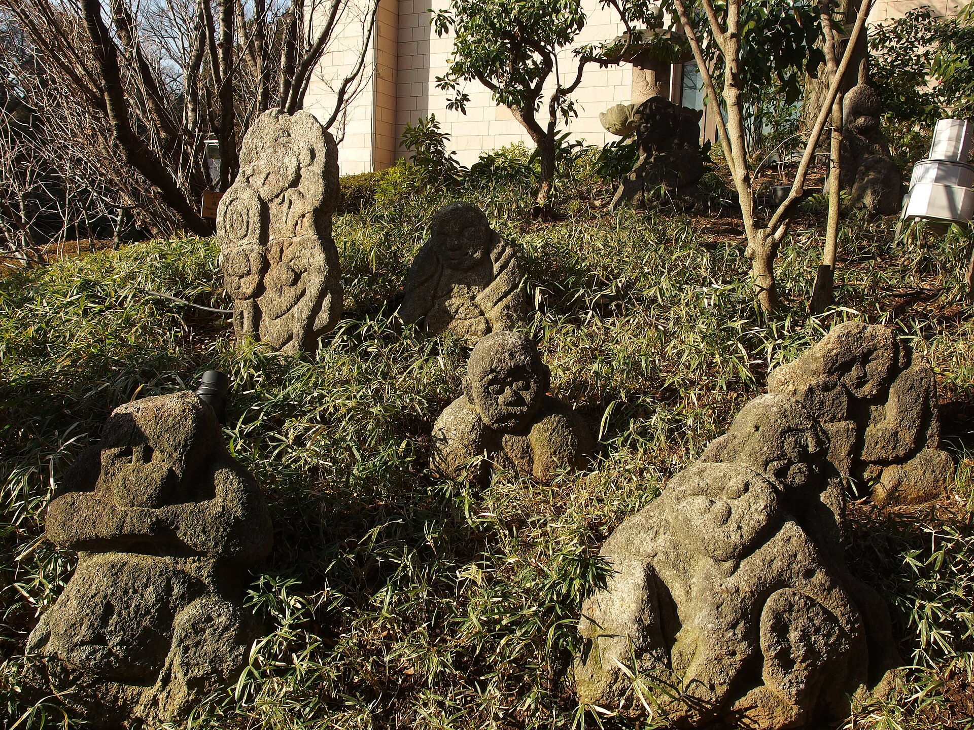 庭園の羅漢石